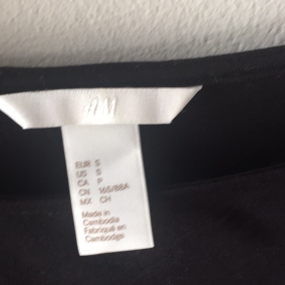 H&M Long Sleeve Ruffle Detail - Picture 3 of 3